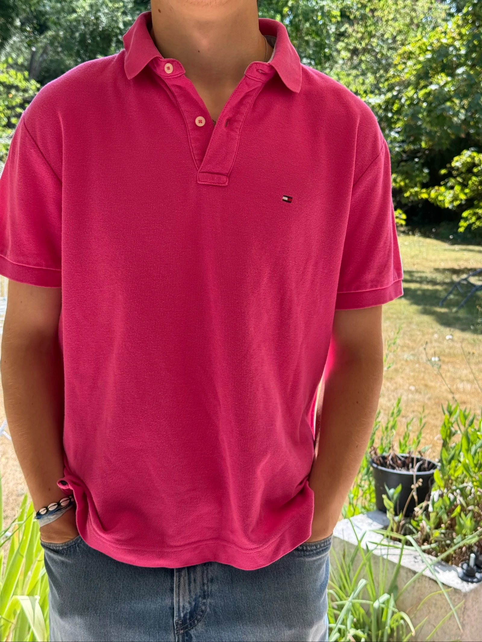 Tommy Hilfiger, polo para hombre talla L, excelente estado #tommy #tommyhilfiger Hola, estaba tomando las medidas :))) Hombros 49 Axilas 56 cm Longitud 69 cm Mangas 21 cm – photo 2